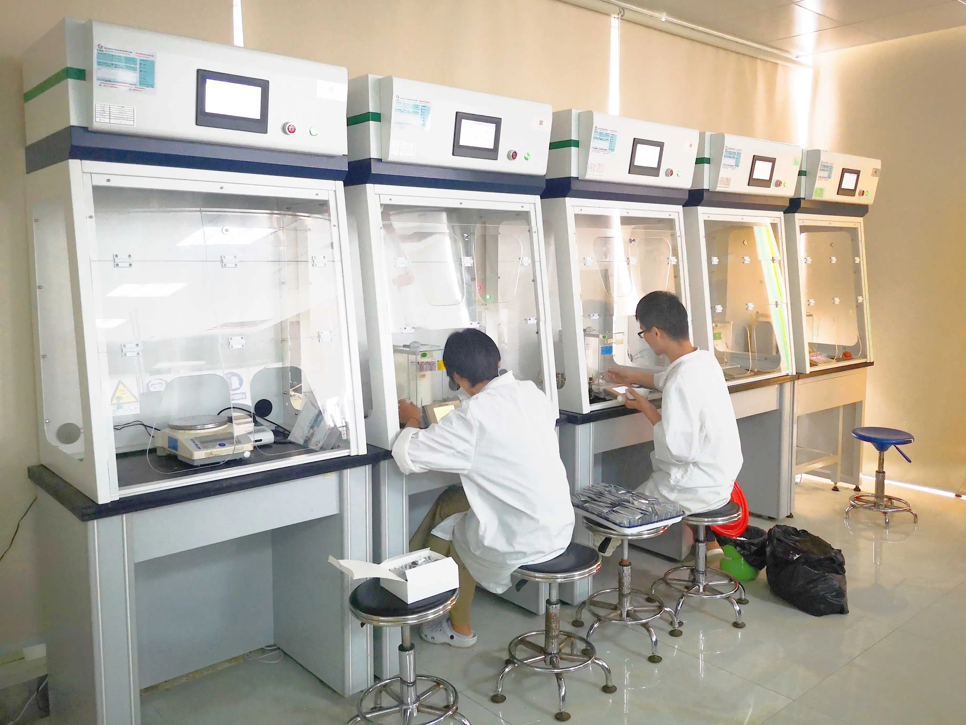 What Features Should I Look for in a Table Top Fume Hood?